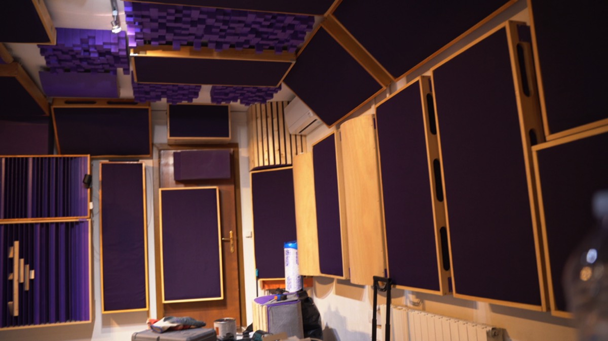 Alternate QRD diffusers with broadband absorbers